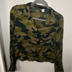 Divided army print crop button down